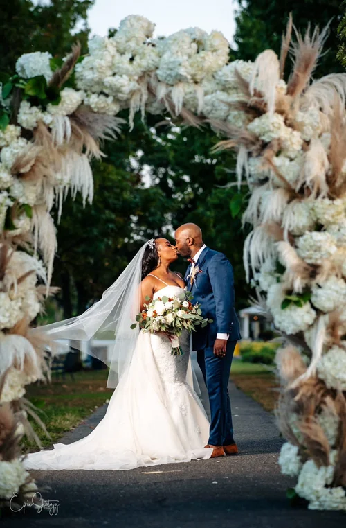 Behind the Scenes — wedding florals photograph 7